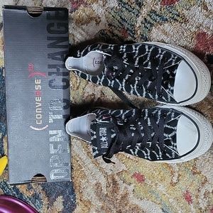 Converse Red (Product RED) low top sneakers men's 6 women's 8. RARE GUC.